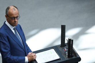 Friedrich Merz durante debate sobre a AfD no Parlamento alemão