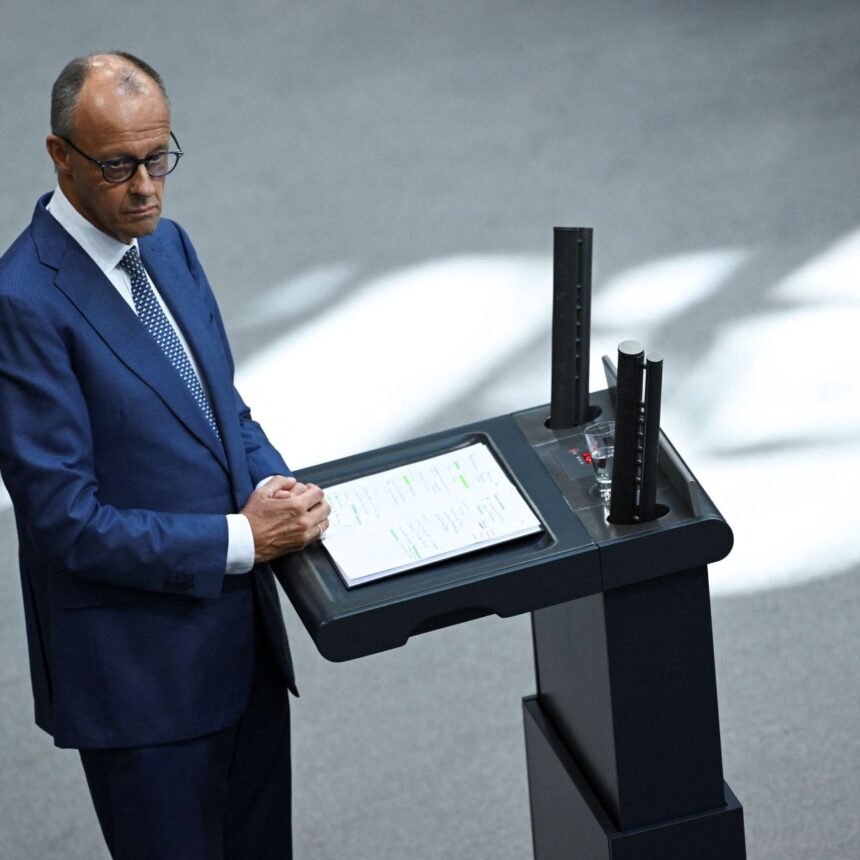 Friedrich Merz durante debate sobre a AfD no Parlamento alemão