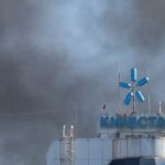 Fumaça se eleva sobre a sede da Kyivstar em Kiev, Ucrânia 27 de setembro de 2026