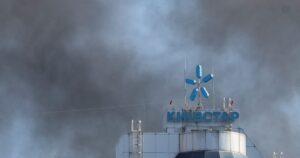 Fumaça se eleva sobre a sede da Kyivstar em Kiev, Ucrânia 27 de setembro de 2026