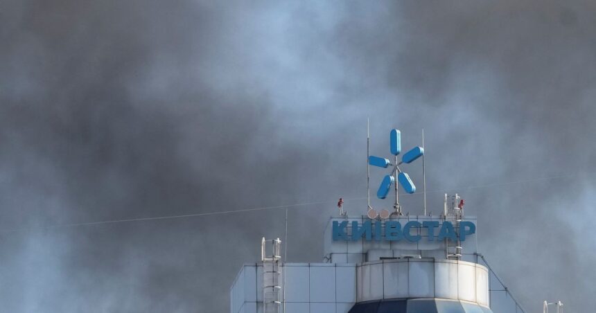 Fumaça se eleva sobre a sede da Kyivstar em Kiev, Ucrânia 27 de setembro de 2026