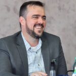Gustavo Mendanha em evento político.