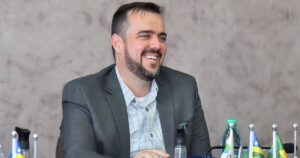 Gustavo Mendanha em evento político.