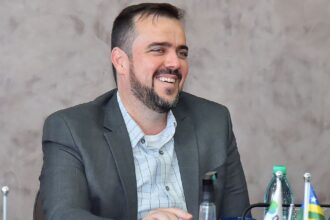 Gustavo Mendanha em evento político.
