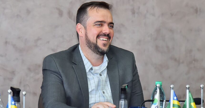 Gustavo Mendanha em evento político.