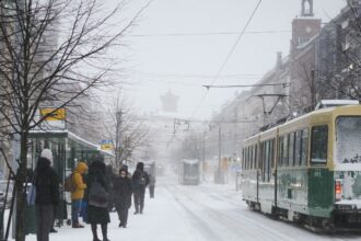 Visto do ponto de um bonde no centro da cidade de Helsinque, na FInlândia, durante um dia de neve, em 4 de janeiro de 2024.