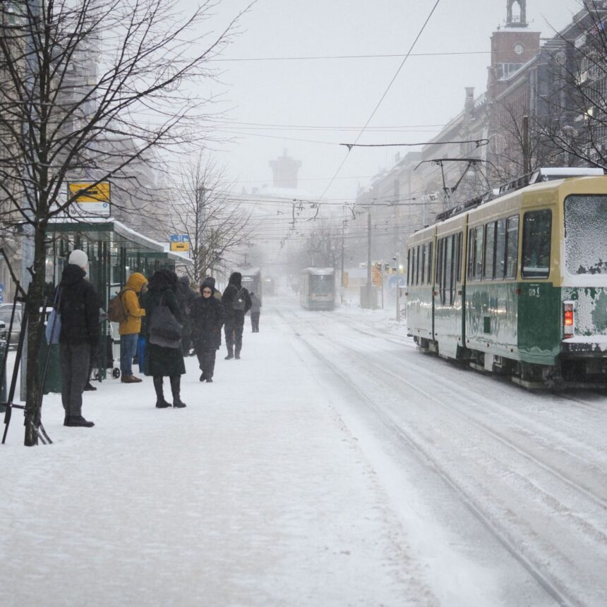 Visto do ponto de um bonde no centro da cidade de Helsinque, na FInlândia, durante um dia de neve, em 4 de janeiro de 2024.