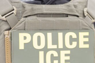 Ação judicial questiona presença do ICE em locais de votação nos Estados Unidos