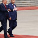 O presidente dos EUA, Donald Trump, é recebido pelo presidente chinês, Xi Jinping, durante uma cerimônia de boas-vindas no Grande Salão do Povo, em 14 de maio de 2026, em Pequim, China
