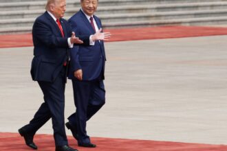 O presidente dos EUA, Donald Trump, é recebido pelo presidente chinês, Xi Jinping, durante uma cerimônia de boas-vindas no Grande Salão do Povo, em 14 de maio de 2026, em Pequim, China