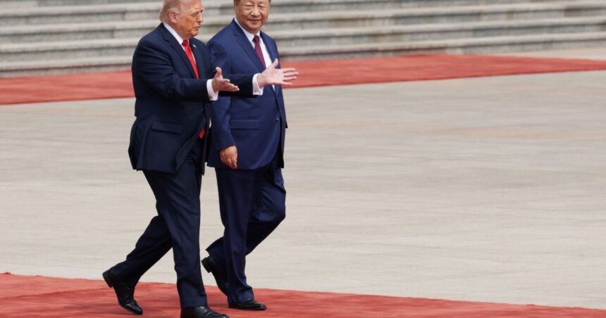 O presidente dos EUA, Donald Trump, é recebido pelo presidente chinês, Xi Jinping, durante uma cerimônia de boas-vindas no Grande Salão do Povo, em 14 de maio de 2026, em Pequim, China