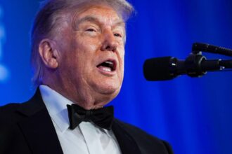 O presidente dos EUA, Donald Trump, discursa durante o Jantar dos Correspondentes da Casa Branca