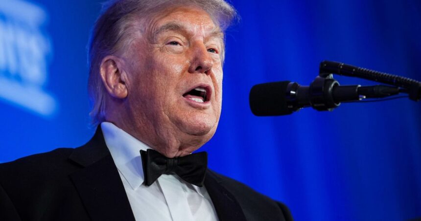 O presidente dos EUA, Donald Trump, discursa durante o Jantar dos Correspondentes da Casa Branca