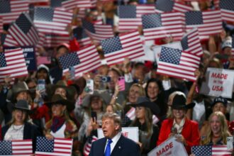 O presidente dos EUA, Donald Trump, sobe ao palco para discursar no primeiro dia da Convenção Nacional Republicana de 2026