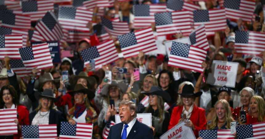 O presidente dos EUA, Donald Trump, sobe ao palco para discursar no primeiro dia da Convenção Nacional Republicana de 2026