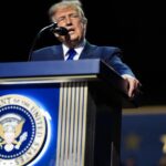 O presidente dos EUA, Donald Trump, discursa no palco durante o primeiro dia da Convenção Nacional Republicana de 2026