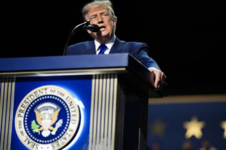 O presidente dos EUA, Donald Trump, discursa no palco durante o primeiro dia da Convenção Nacional Republicana de 2026
