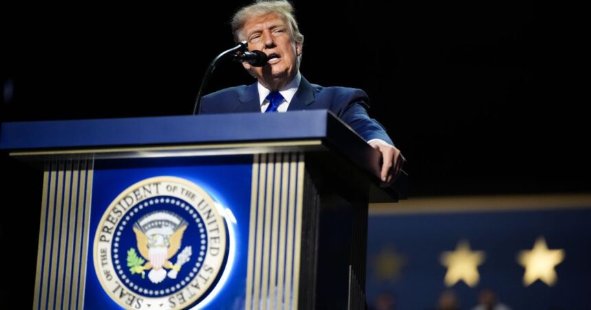 O presidente dos EUA, Donald Trump, discursa no palco durante o primeiro dia da Convenção Nacional Republicana de 2026