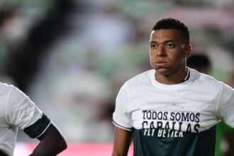Kylian Mbappé em partida oficial pelo Real Madrid em LaLiga.