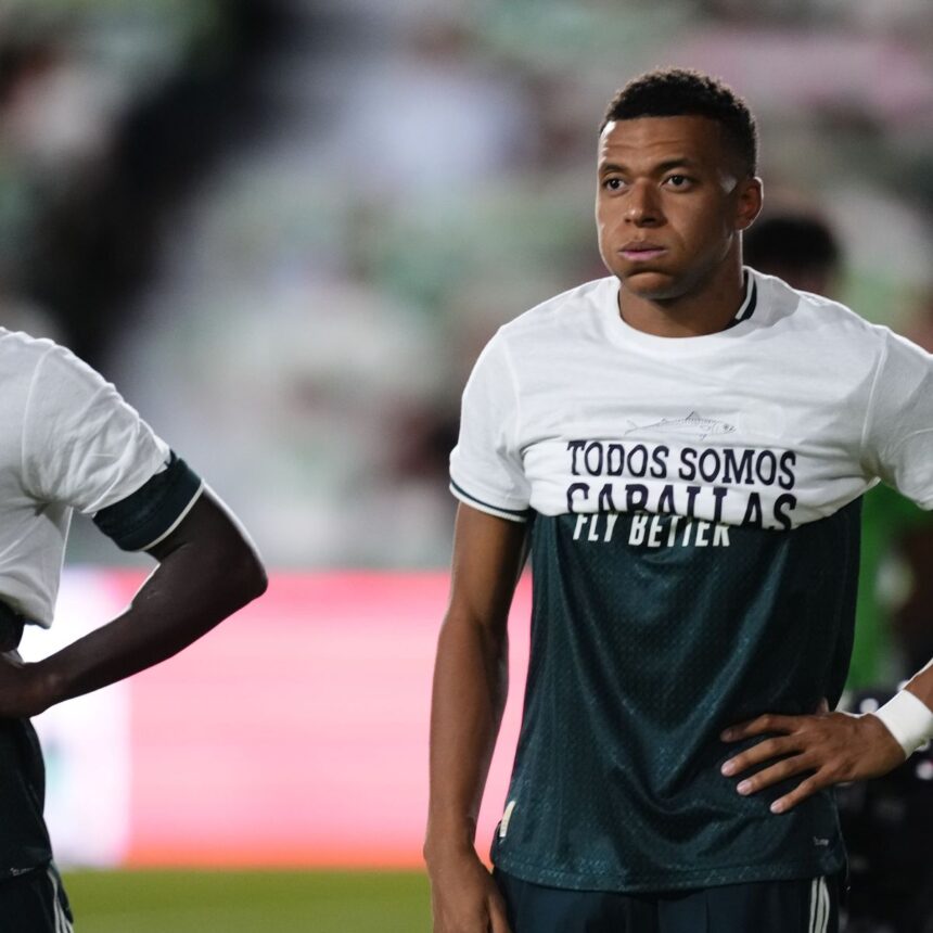 Kylian Mbappé em partida oficial pelo Real Madrid em LaLiga.