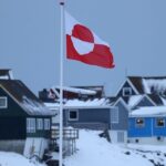 A bandeira da Groenlândia tremula sobre casas em 17 de janeiro de 2026 em Nuuk, Groenlândia. Líderes da Groenlândia