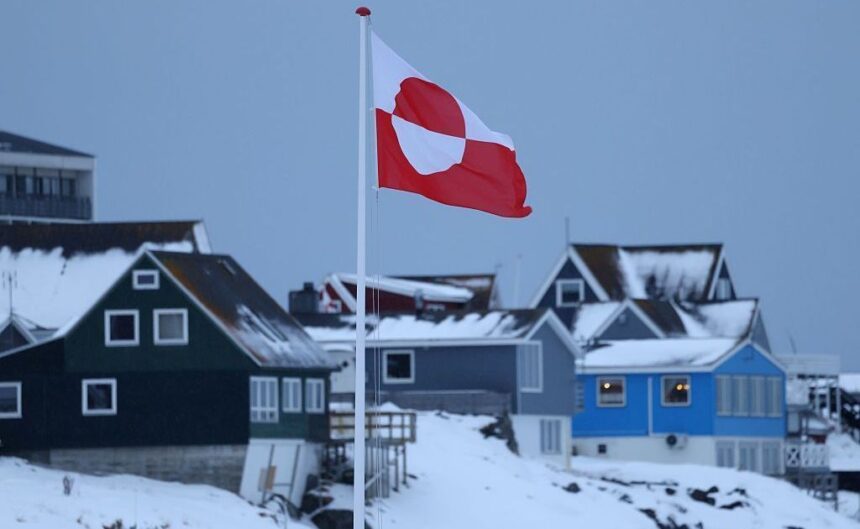 A bandeira da Groenlândia tremula sobre casas em 17 de janeiro de 2026 em Nuuk, Groenlândia. Líderes da Groenlândia