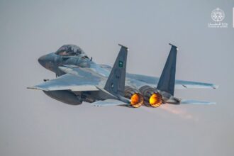 Caça da Força Aérea Saudita durante decolagem