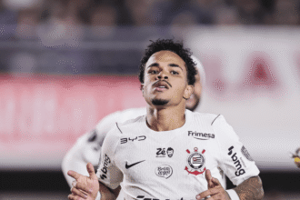 Kaio César comemora gol do Corinthians contra o Estudiantes