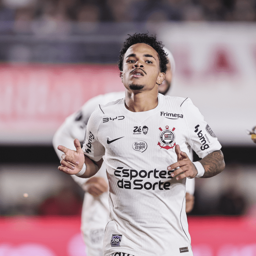 Kaio César comemora gol do Corinthians contra o Estudiantes