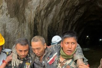 Resgate de sobrevivente no túnel da usina Upper Trishuli 1
