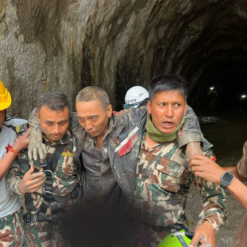 Resgate de sobrevivente no túnel da usina Upper Trishuli 1