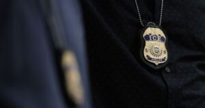 distintivo de agente do ICE em foto