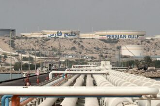 Vista geral do Terminal Petrolífero da Ilha de Kharg, a 25 km da costa iraniana no Golfo Pérsico e a 483 km a noroeste do Estreito de Ormuz, no Irã, em 12 de março de 2017. O Terminal Petrolífero da Ilha de Kharg leva o petróleo iraniano para o mercado mundial.