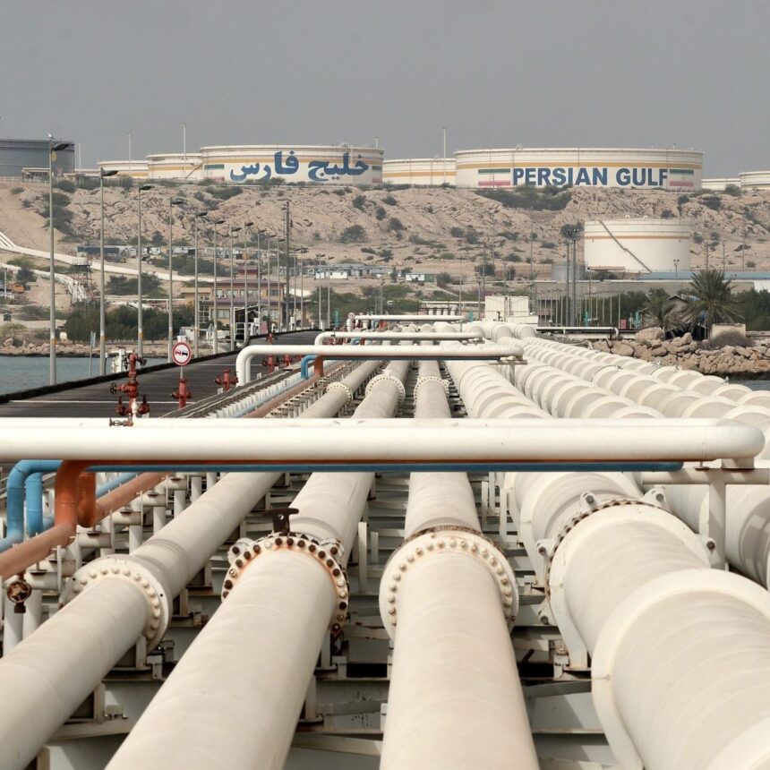 Vista geral do Terminal Petrolífero da Ilha de Kharg, a 25 km da costa iraniana no Golfo Pérsico e a 483 km a noroeste do Estreito de Ormuz, no Irã, em 12 de março de 2017. O Terminal Petrolífero da Ilha de Kharg leva o petróleo iraniano para o mercado mundial.