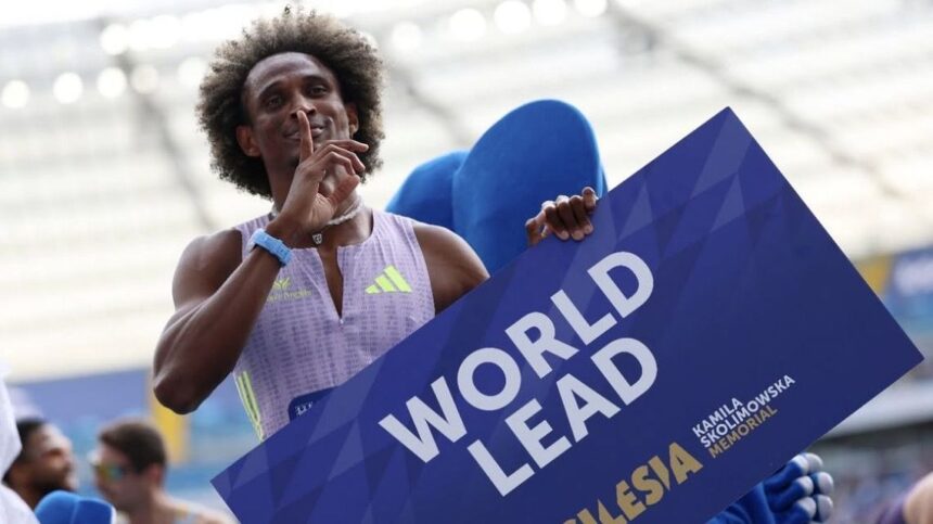 Alison dos Santos durante disputa de 400 metros com barreiras