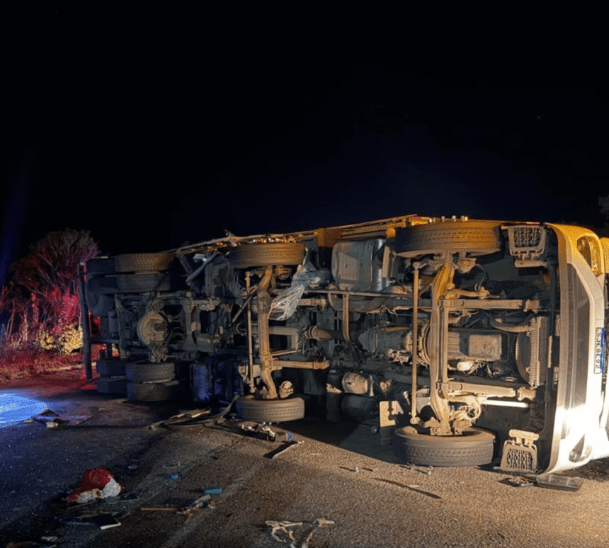 Rodovia federal brasileira com tráfego de veículos de carga