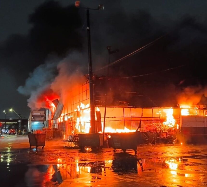 Pavilhão da Ceagesp atingido por incêndio
