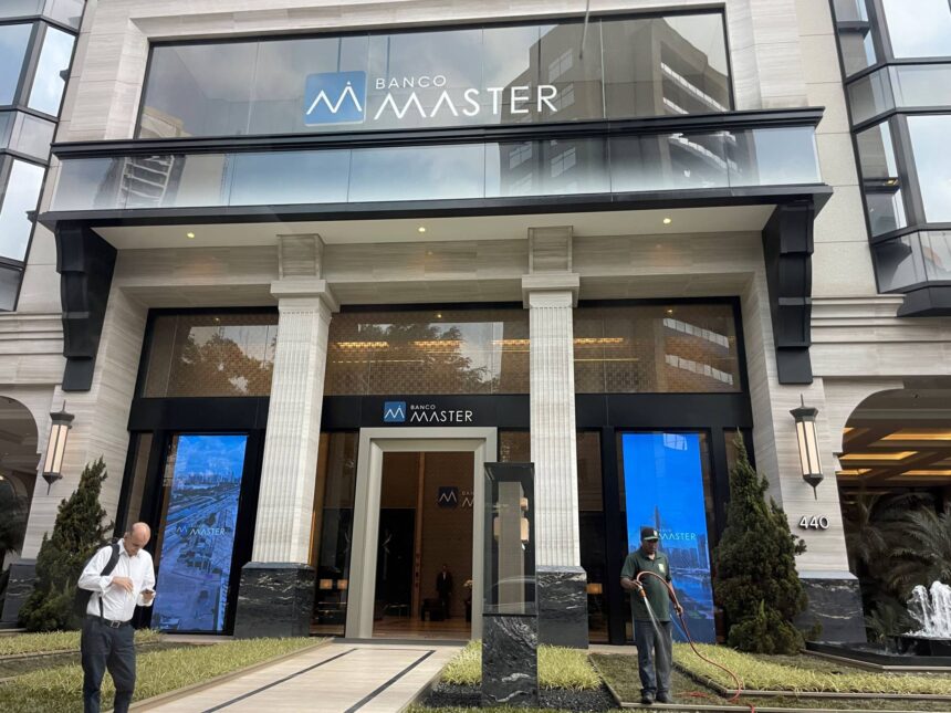 Entrada da antiga sede do Banco Master em São Paulo