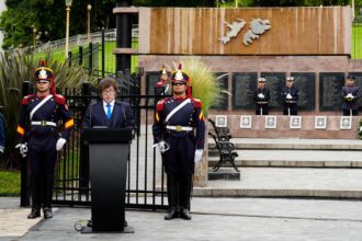 Javier Milei durante cerimônia relacionada às Malvinas