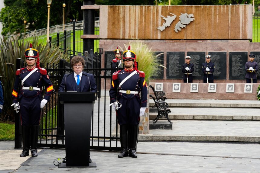 Javier Milei durante cerimônia relacionada às Malvinas