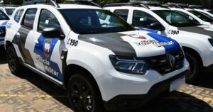 Criança de 3 anos acha arma de tio PM e atira no próprio braço
