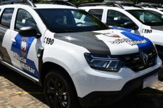Criança de 3 anos acha arma de tio PM e atira no próprio braço