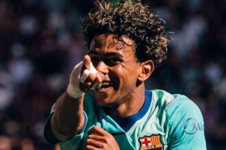 Jogadores do Barcelona durante partida contra o Levante