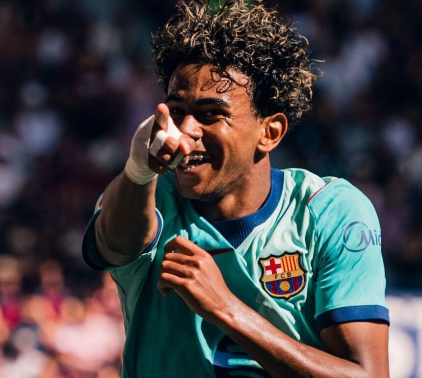 Jogadores do Barcelona durante partida contra o Levante