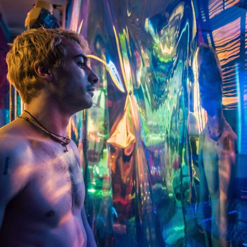Victor Di Marco e Márcio Piccoli recebem o Prêmio Leão Queer por “London”