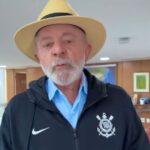 Lula com agasalho do Corinthians