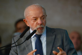 Presidente Luiz Inácio Lula da Silva durante entrevista ao vivo.