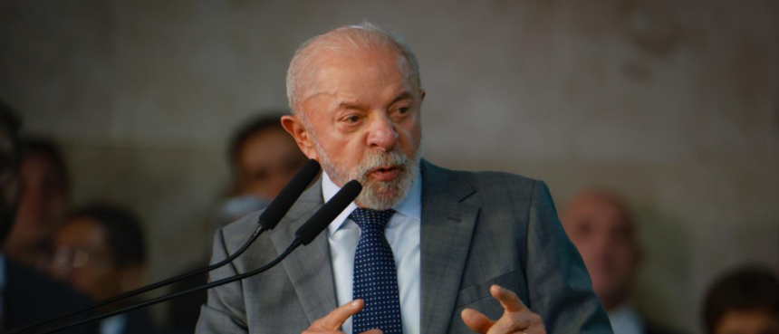 Presidente Luiz Inácio Lula da Silva durante entrevista ao vivo.