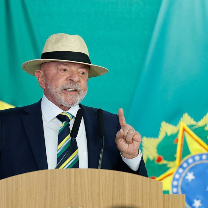 Presidente Luiz Inácio Lula da Silva fala durante entrevista
