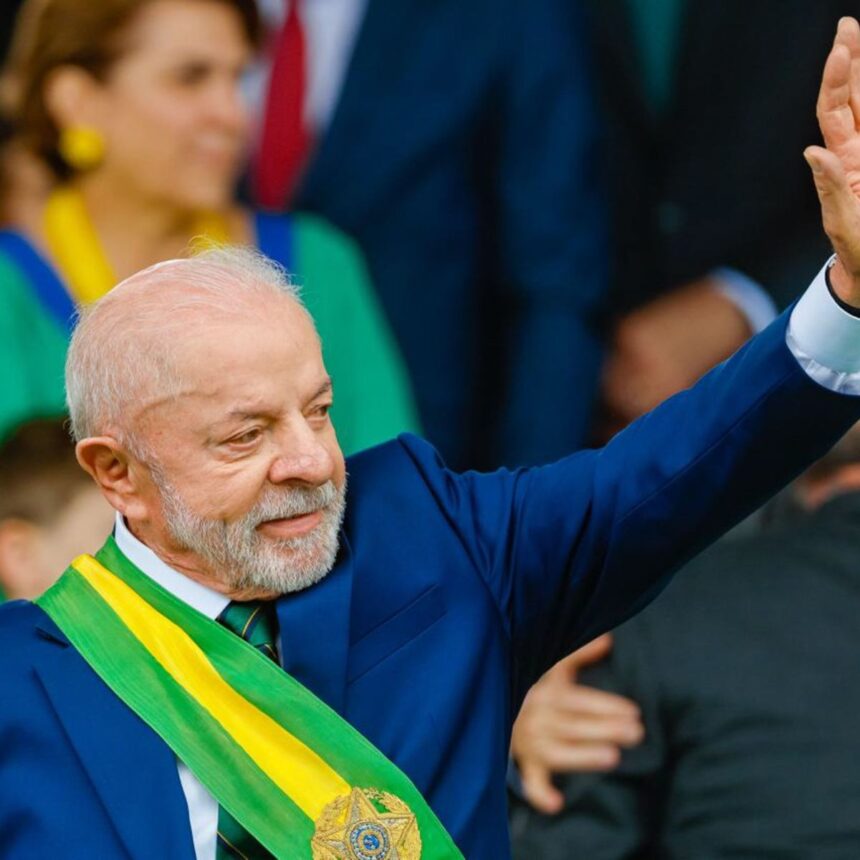 O presidente Luiz Inácio Lula da Silva fala durante concessão de entrevista